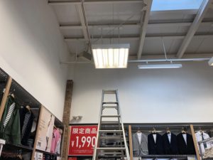 三重県四日市市の商業施設にて安定器及びランプの取替電気工事
